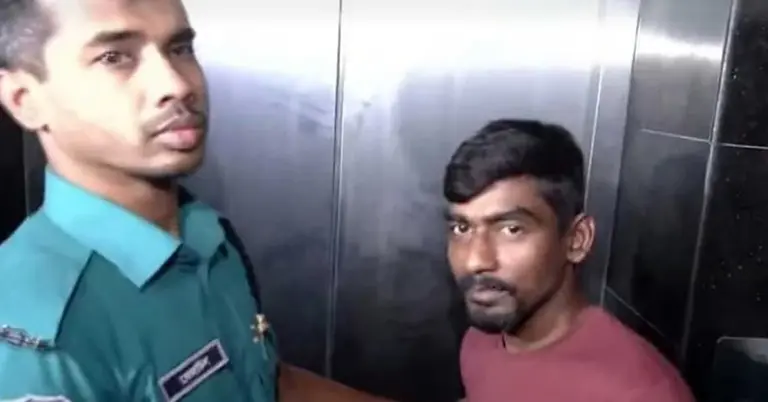 অভিযুক্তকে আদালতে নিয়ে যাওয়া হচ্ছে